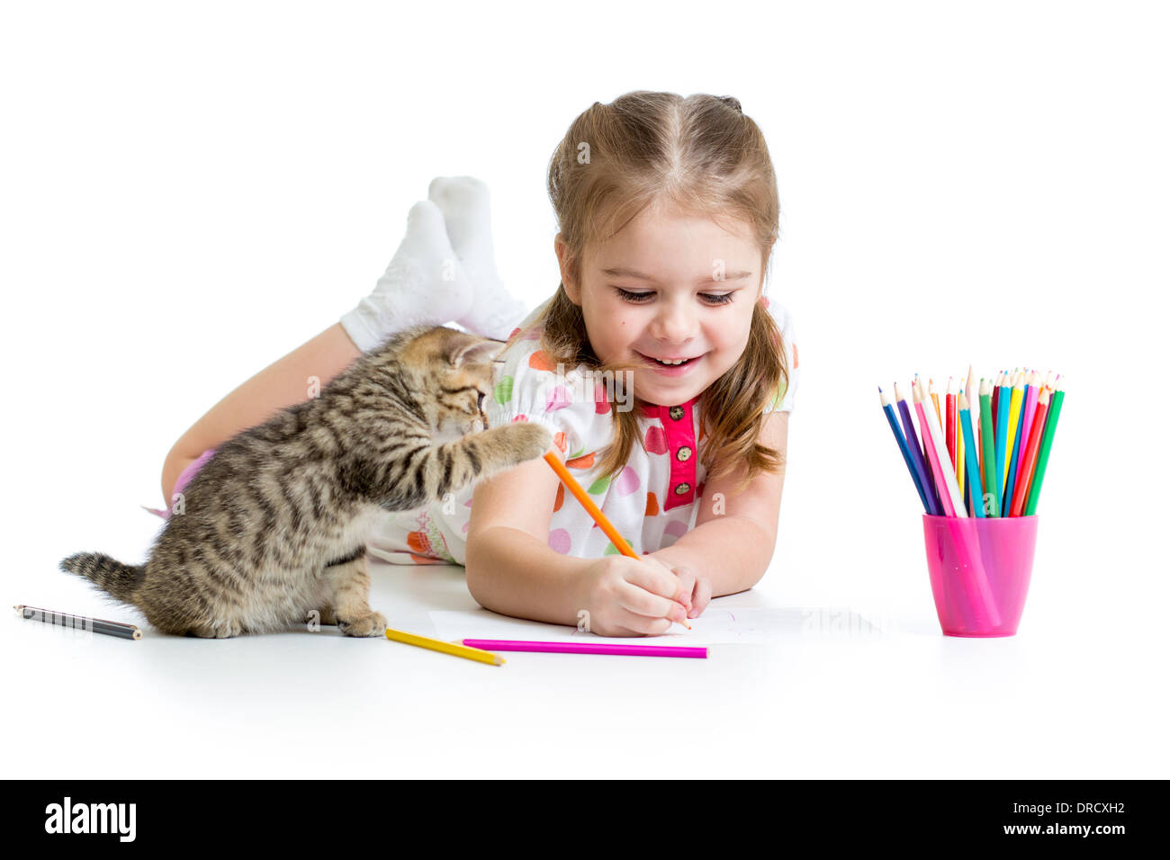 Kid girl dessin avec crayons et jouer avec chaton Banque D'Images