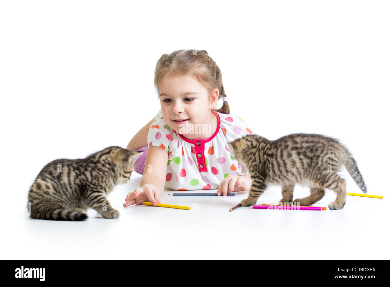 Kid dessin avec crayons et jouer avec les chatons Banque D'Images