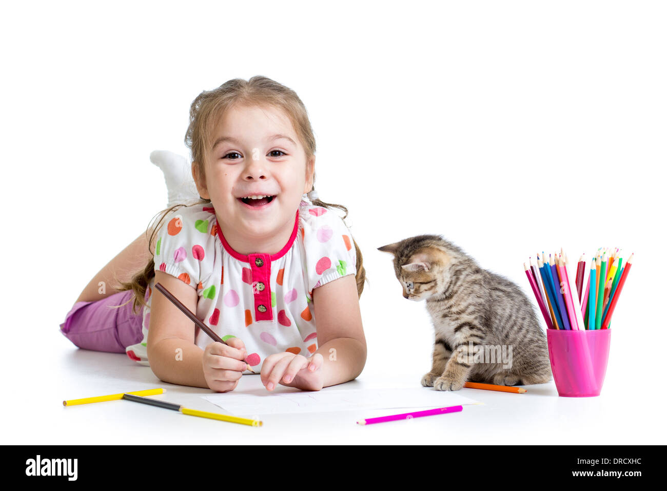 Kid girl dessin avec crayons et jouant avec cat Banque D'Images