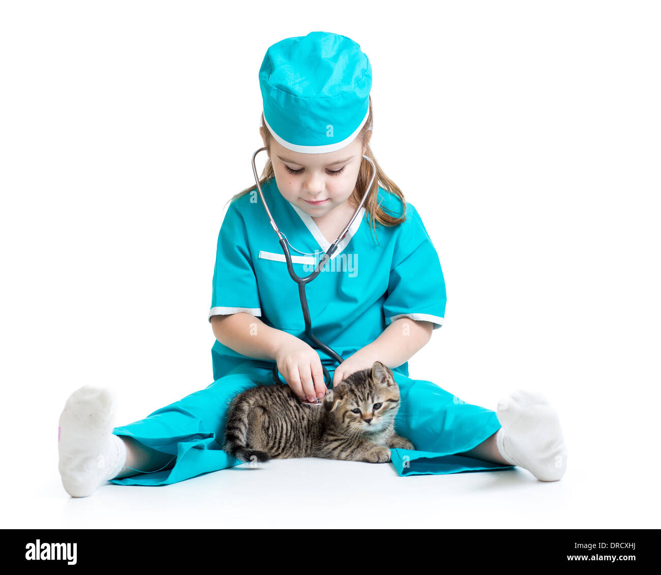 Enfant fille jouant avec médecin isolé cat Banque D'Images
