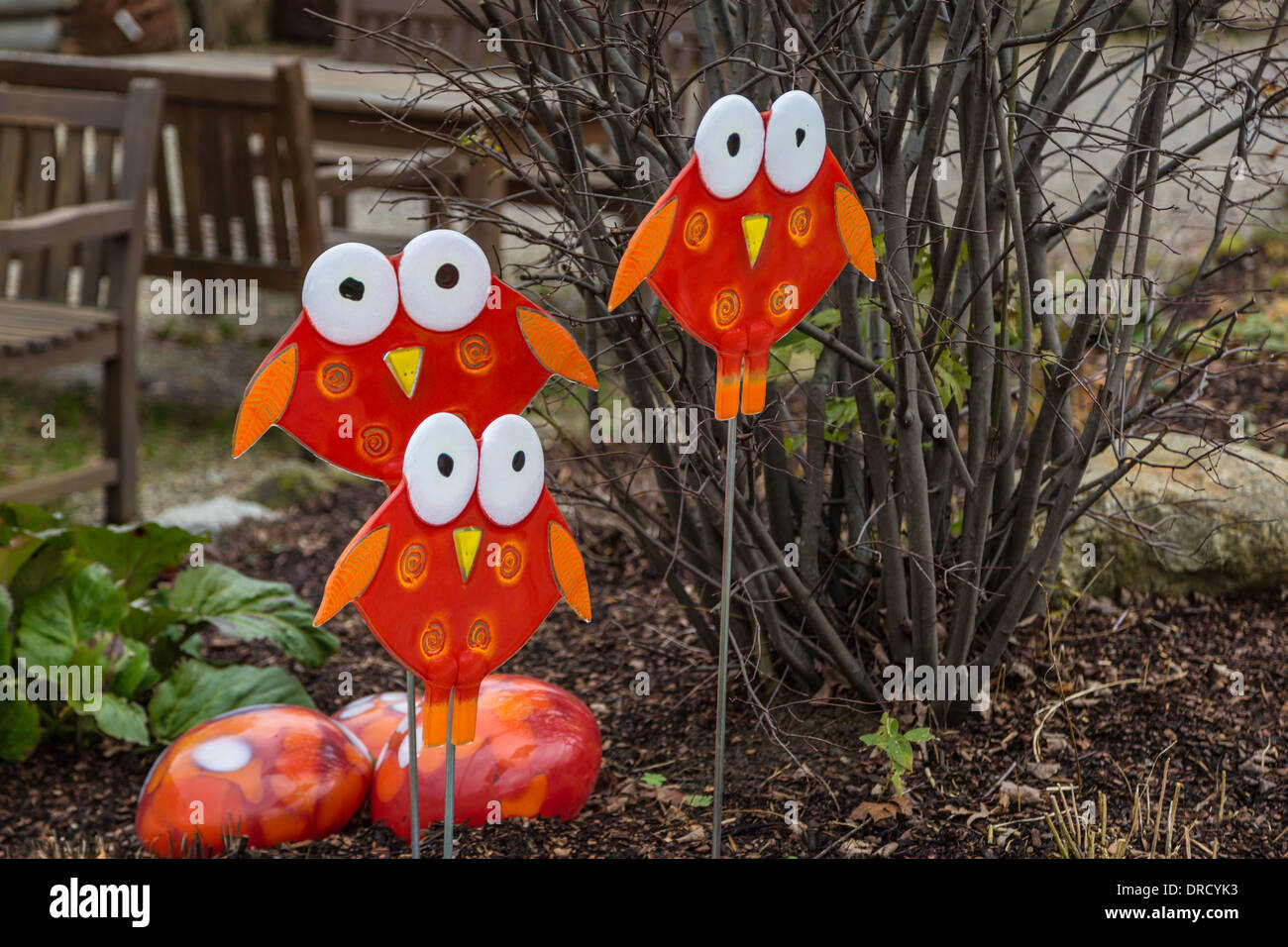 Owl fait ​​Of verre de couleur dans le jardin Banque D'Images