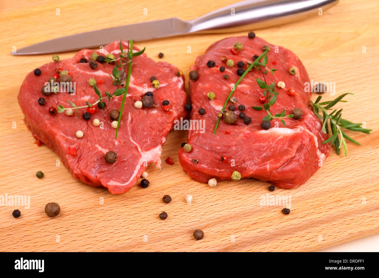 Deux Pavé de boeuf juteux avec épices et fines herbes, vue du dessus Banque D'Images