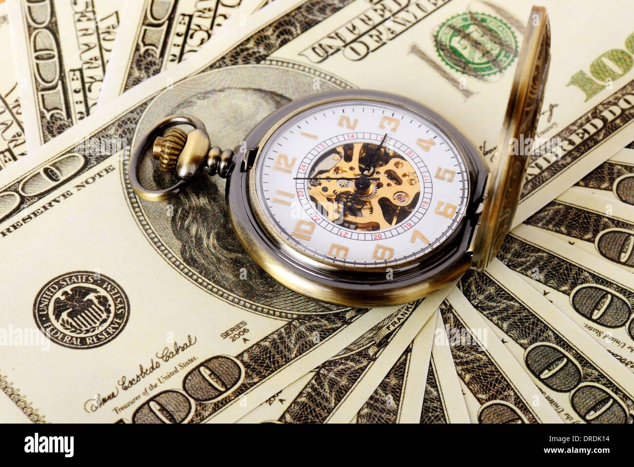 Montre de poche de macro shot face avec 100 dollar bill Ben Franklin. Banque D'Images