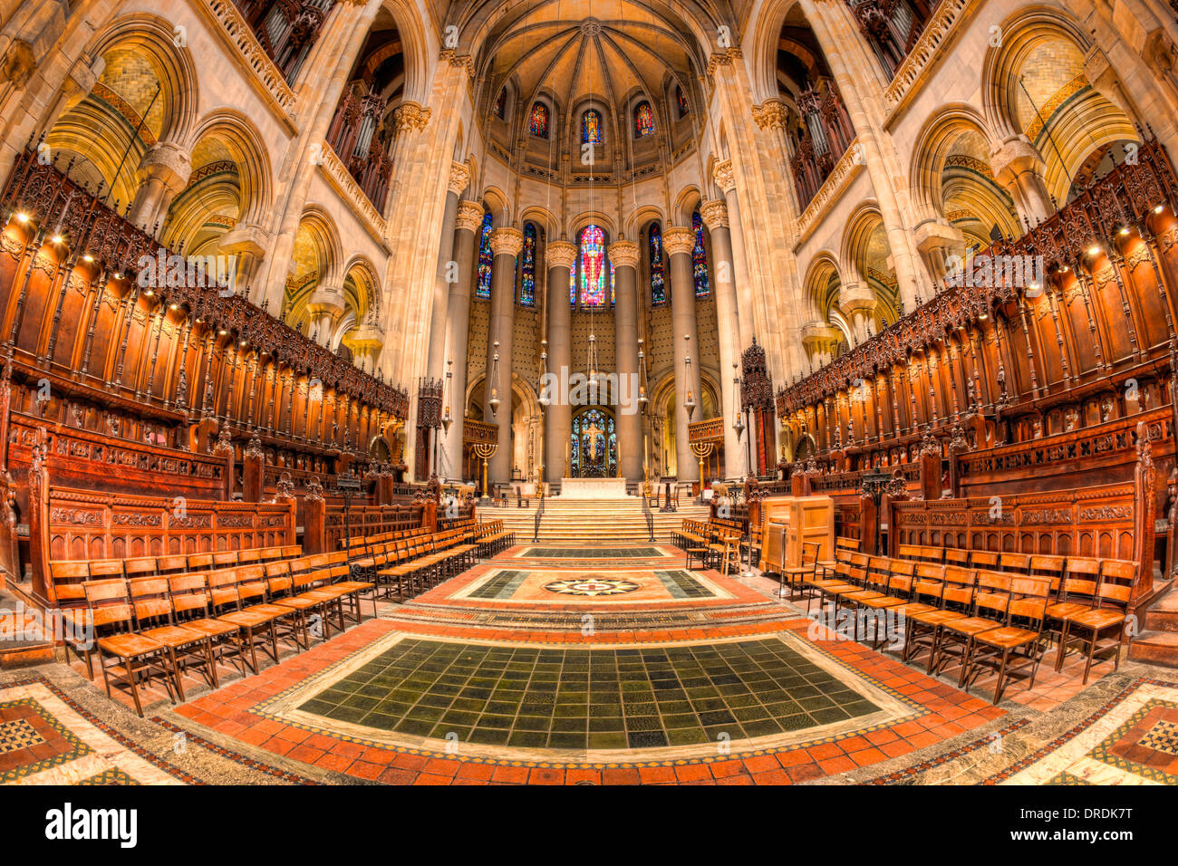 L'autel, choeur, choeur et coin salon à l'intérieur de la cathédrale de Saint John the Divine à New York City. Banque D'Images