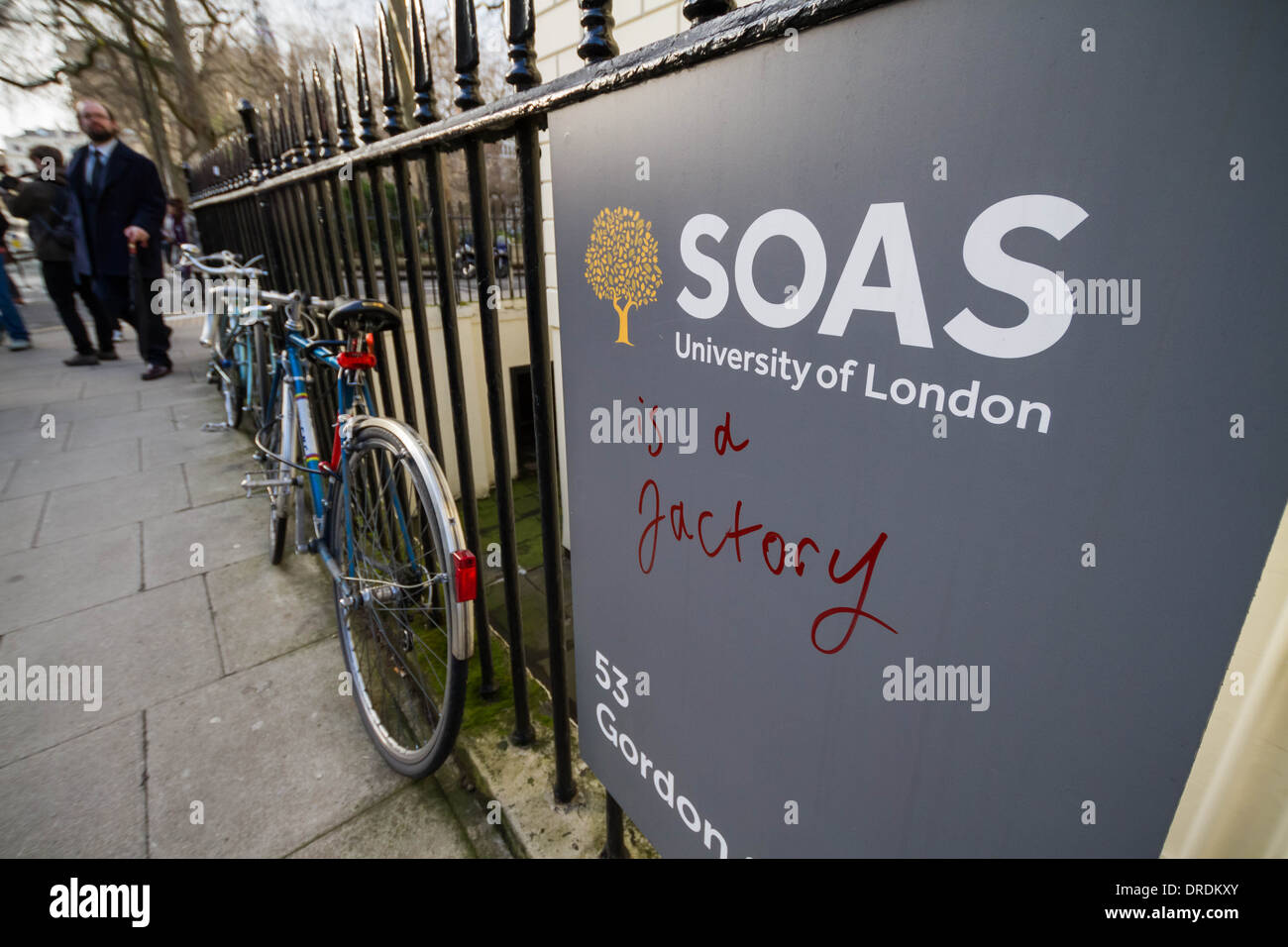 Les militants anarchistes se sont joints aux élèves pour protester mars à Londres pour protéger l'éducation et de soutien Banque D'Images