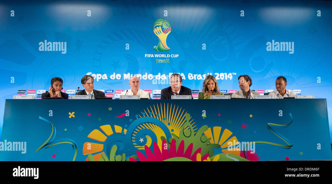 Rio de Janeiro, Brésil. 24 Jan, 2014. Une conférence de presse est tenue après une réunion régulière du comité local d'organisation de la FIFA (LOC) à Rio de Janeiro, Brésil, le 23 janvier 2014. FIFA LOC annoncé ici jeudi que des chanteurs pop américaine Jennifer Lopez, Pitbull et chanteur brésilien Claudia Leitte chanter ensemble le thème officiel chanson 'Nous sommes un' pour la Coupe du Monde FIFA 2014. Credit : Xu Zijian/Xinhua/Alamy Live News Banque D'Images