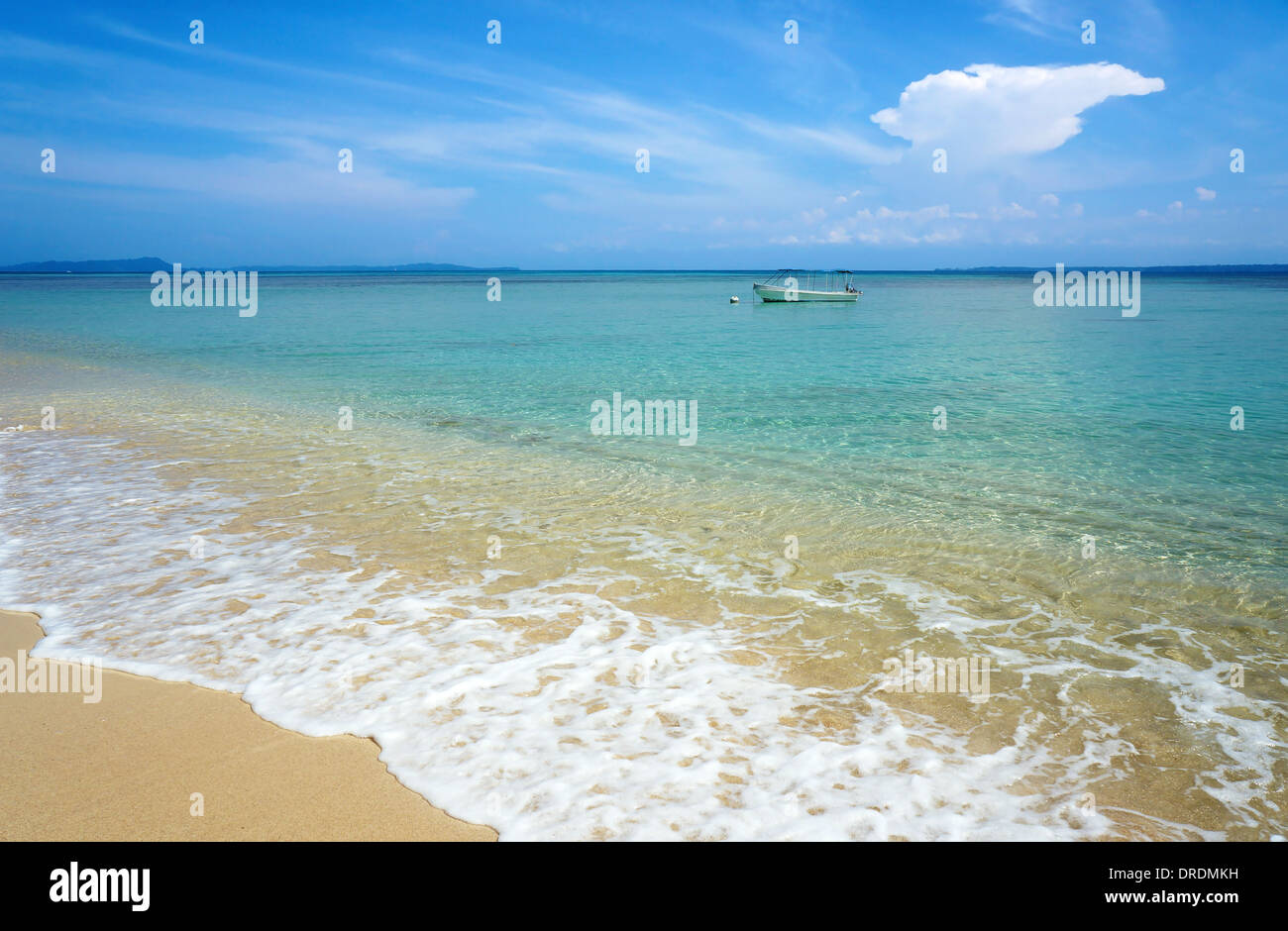 Plage tropicale avec de l'eau turquoise et d'un bateau seul dans la mer des Caraïbes, Zapatillas islands, Panama Banque D'Images