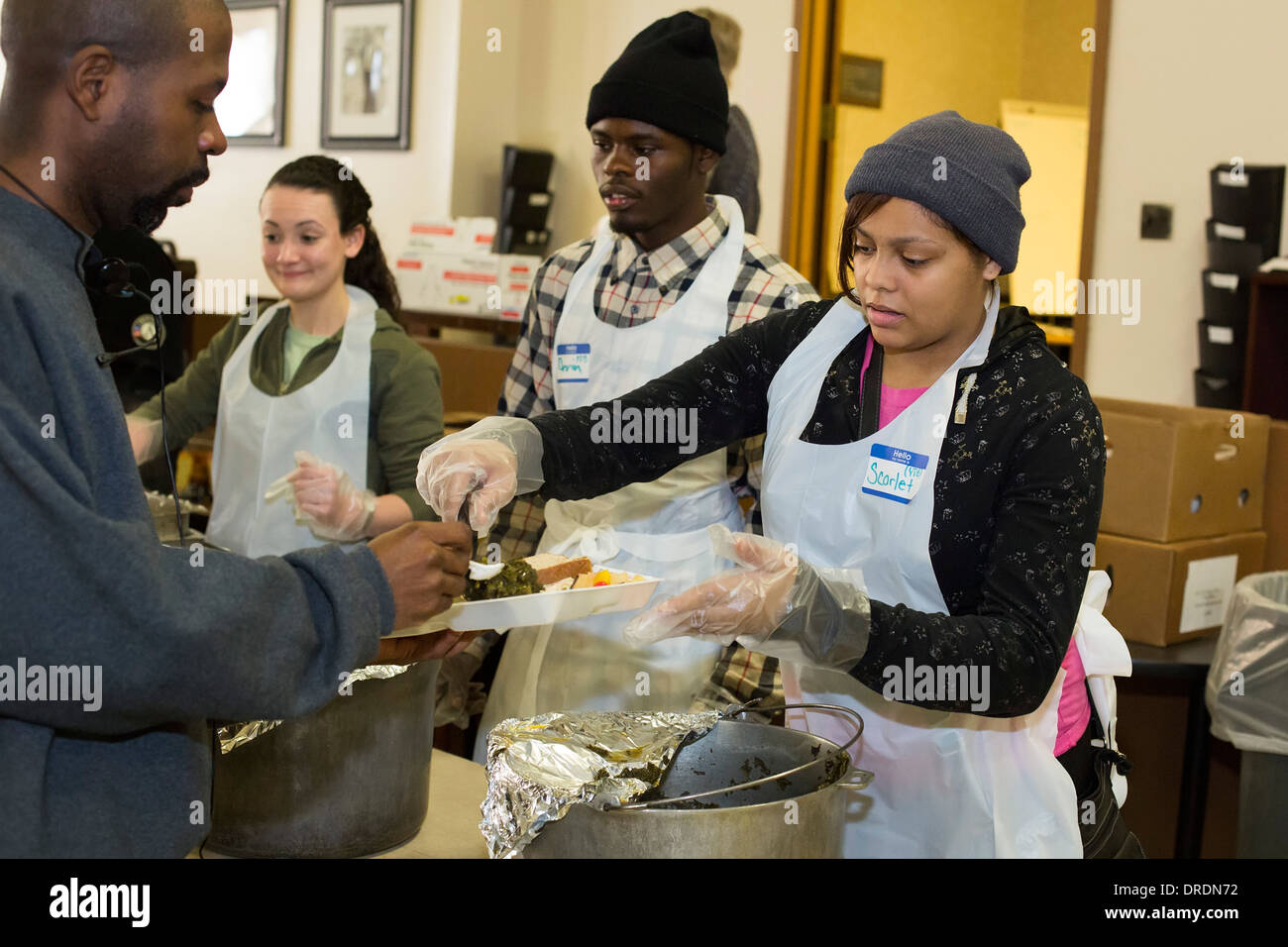 Detroit, Michigan - bénévoles servent un repas pour les sans-abri et aux personnes à faible revenu Banque D'Images