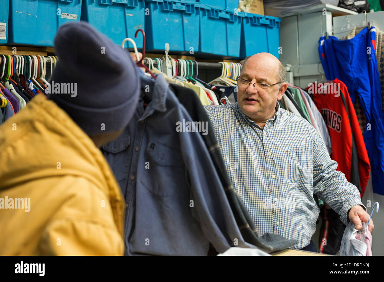 Detroit, Michigan - bénévoles aident les sans-abri et aux personnes à faible revenu sélectionnez gratuitement des vêtements d'occasion Banque D'Images