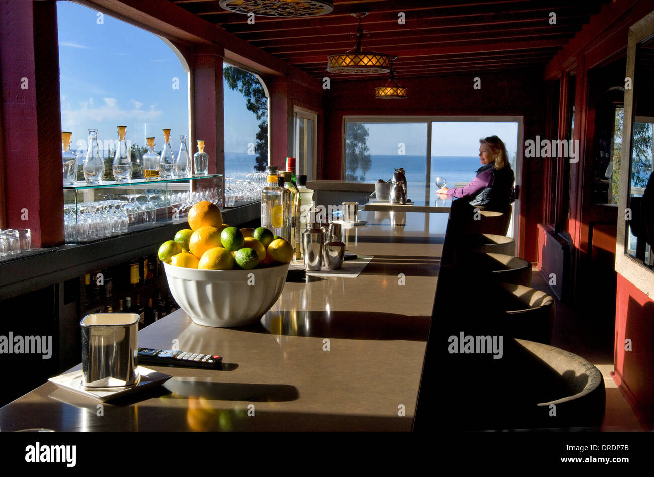 Bar panoramique offrant une vue sur l'océan Pacifique dans la région de Mendocino, Californie Banque D'Images