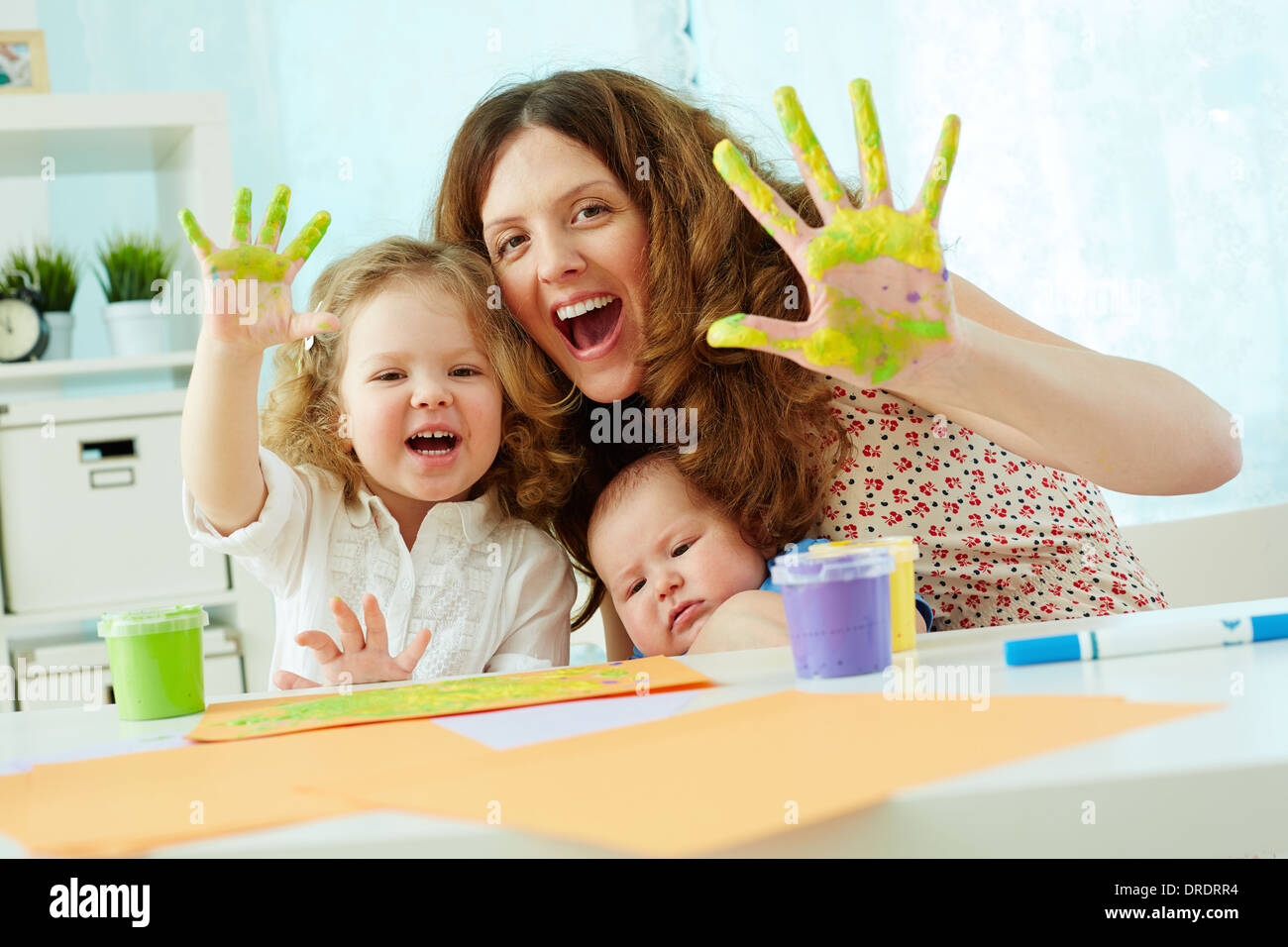Portrait of a happy family having fun peinture avec les doigts et paumes Banque D'Images