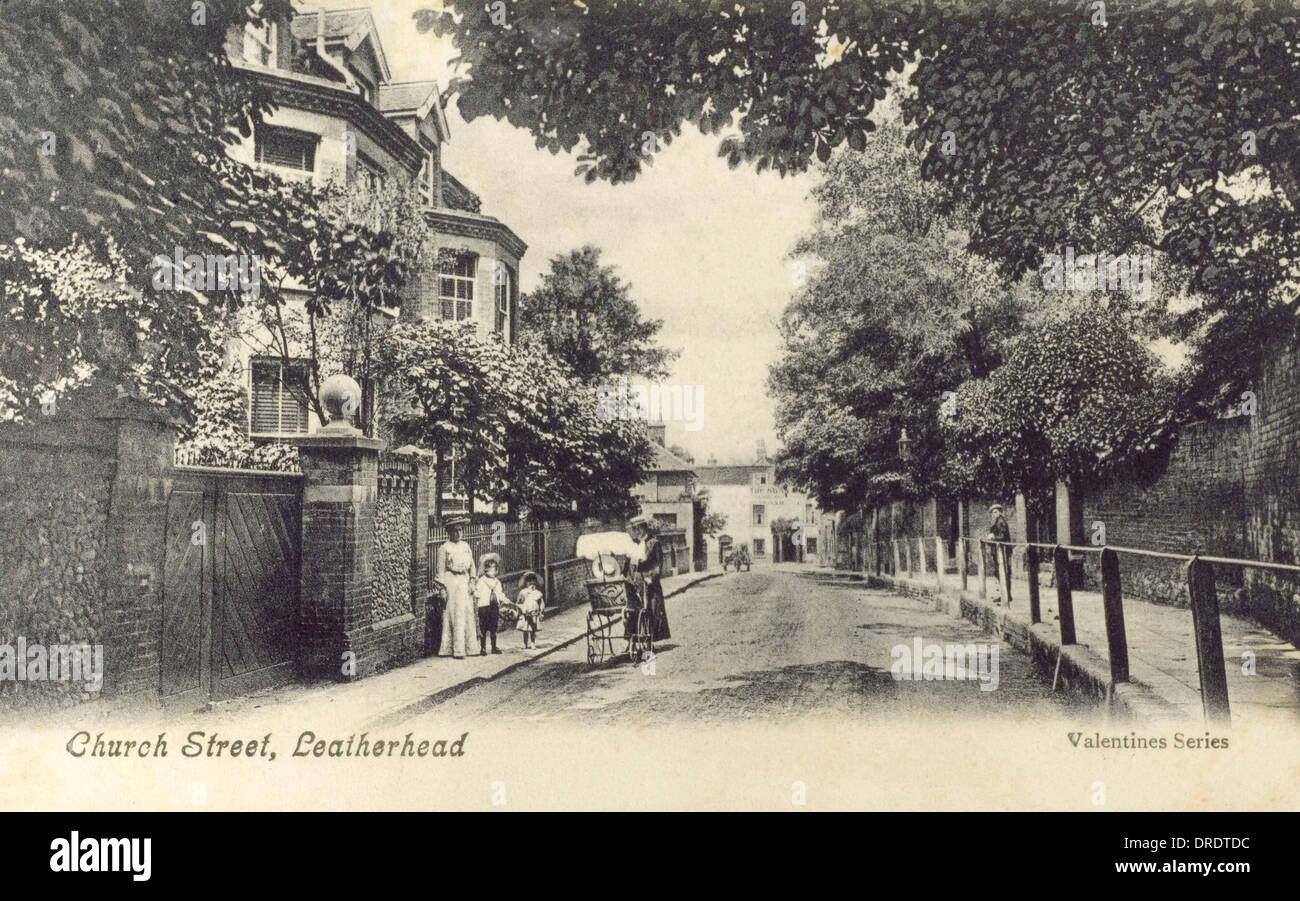 Leatherhead, Surrey - Rue de l'Église Banque D'Images