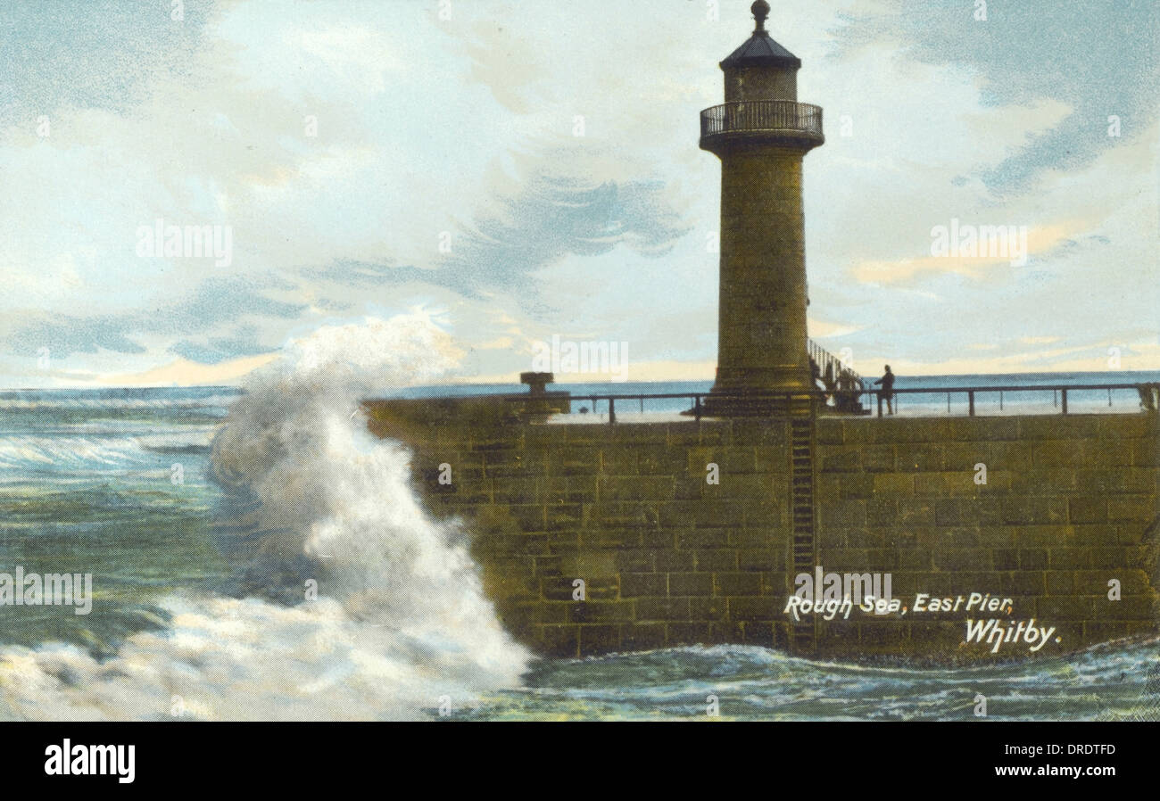 Mer Agitée de frapper la jetée Est à Whitby, dans le Yorkshire Banque D'Images