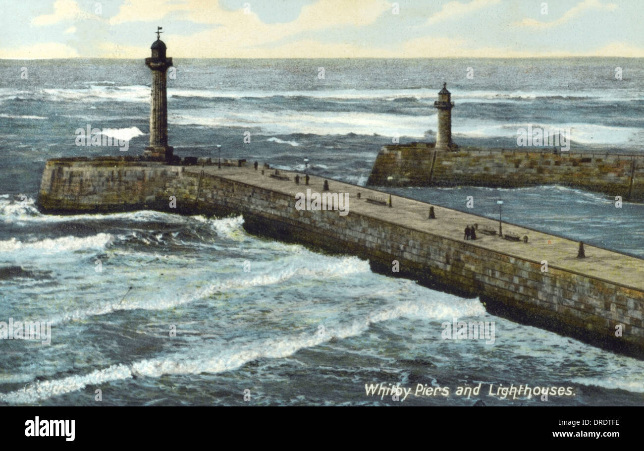 Whitby Piers et les phares, Yorkshire Banque D'Images