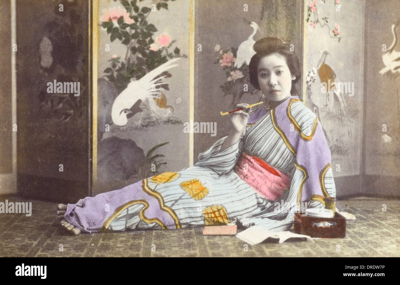 Pipes japonaises traditionnelles - Page 4 Japon-geisha-girl-fumeurs-inclinables-drdw7p