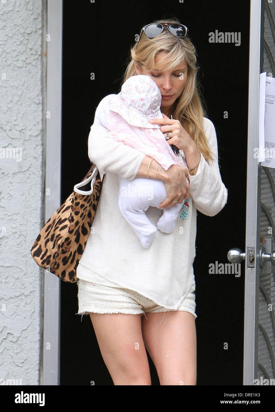 Elsa Pataky et fille Rose de l'Inde chef à déjeuner au café Primitivo sur Abbott Kinney à Venise Venice, Californie - 22.07.12 Banque D'Images