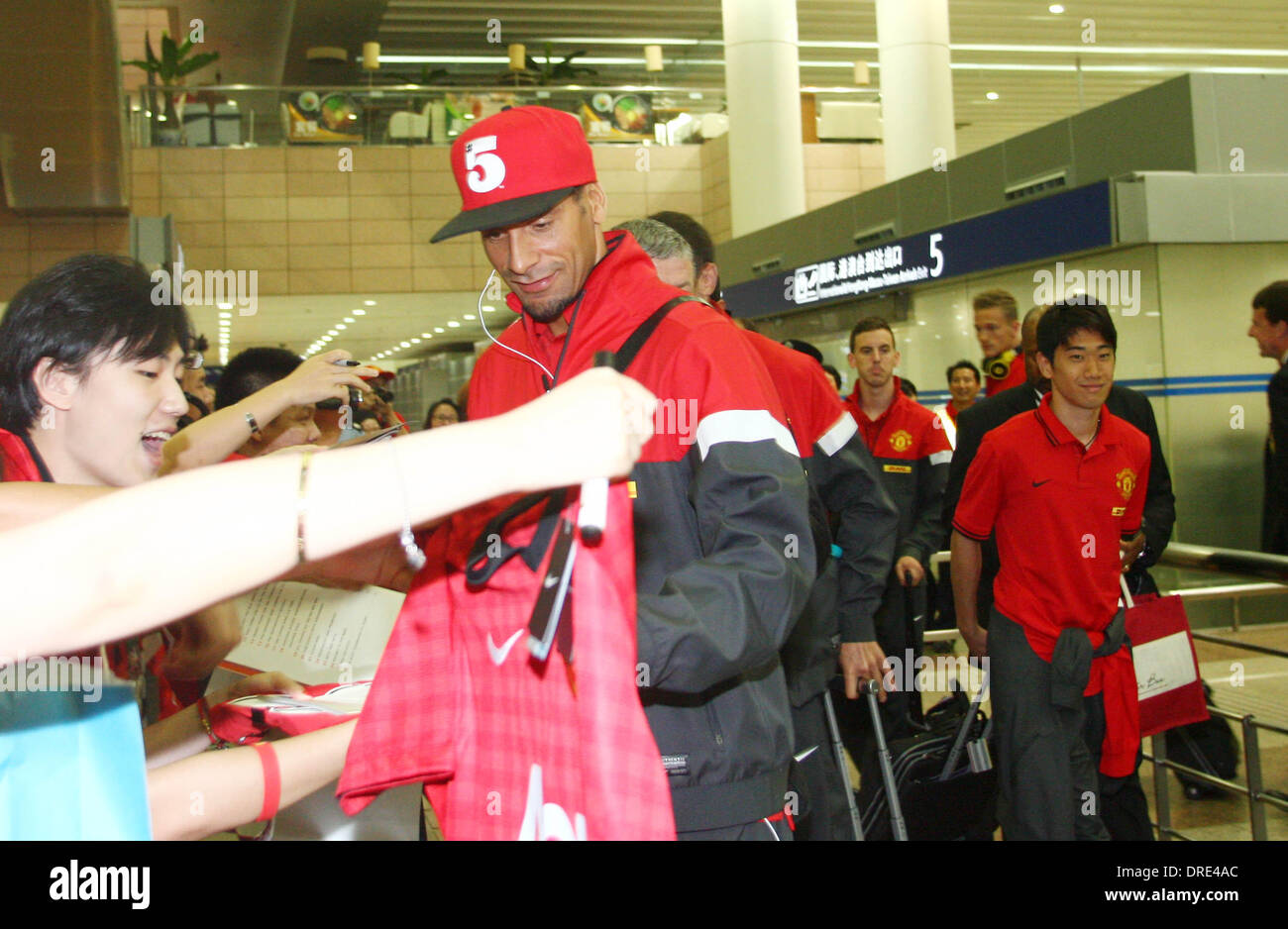 Rio Ferdinand l'équipe de football Manchester United arrive à l'Aéroport International de Shanghai Pudong dans le cadre de leur tournée de pré-saison de l'Afrique du Sud et la Chine . Shanghai, Chine - 22.07.12 Banque D'Images