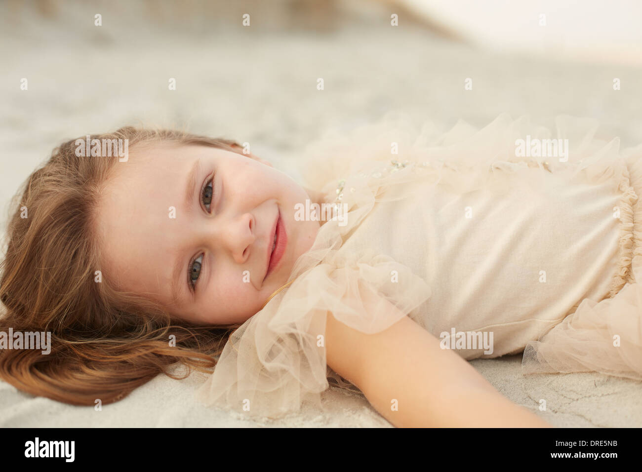 Happy little girl en robes de princesse Banque D'Images