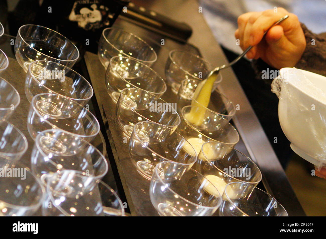 Les plaques et les ingrédients indiqués avant une exposition haute cuisine dans l'île de Majorque, Espagne Banque D'Images
