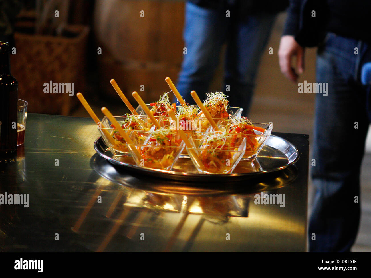 Les plaques et les ingrédients indiqués avant une exposition haute cuisine dans l'île de Majorque, Espagne Banque D'Images