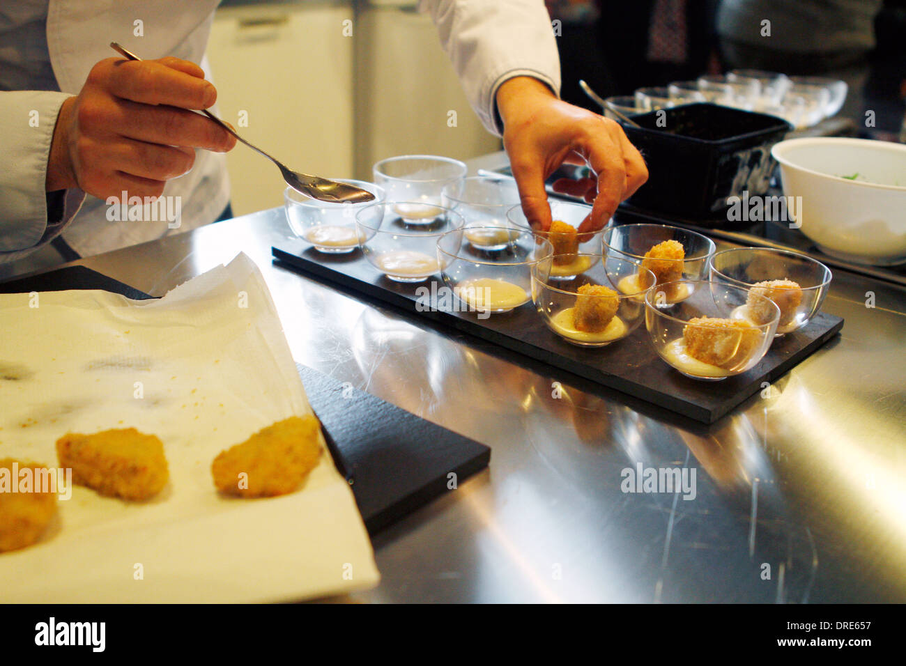 Les plaques et les ingrédients indiqués avant une exposition haute cuisine dans l'île de Majorque, Espagne Banque D'Images