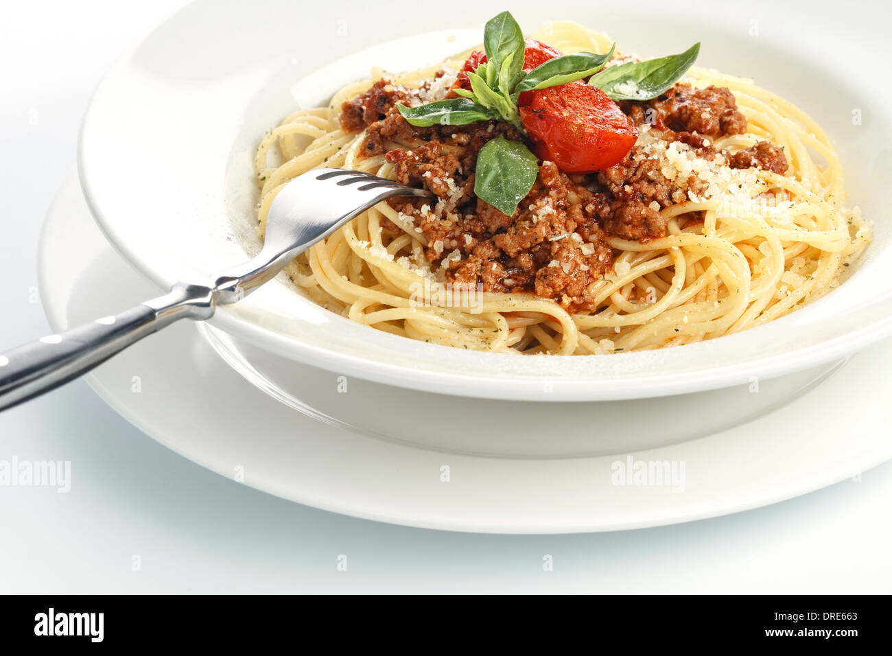 Spaghettis à la bolognaise sur fond blanc Banque D'Images