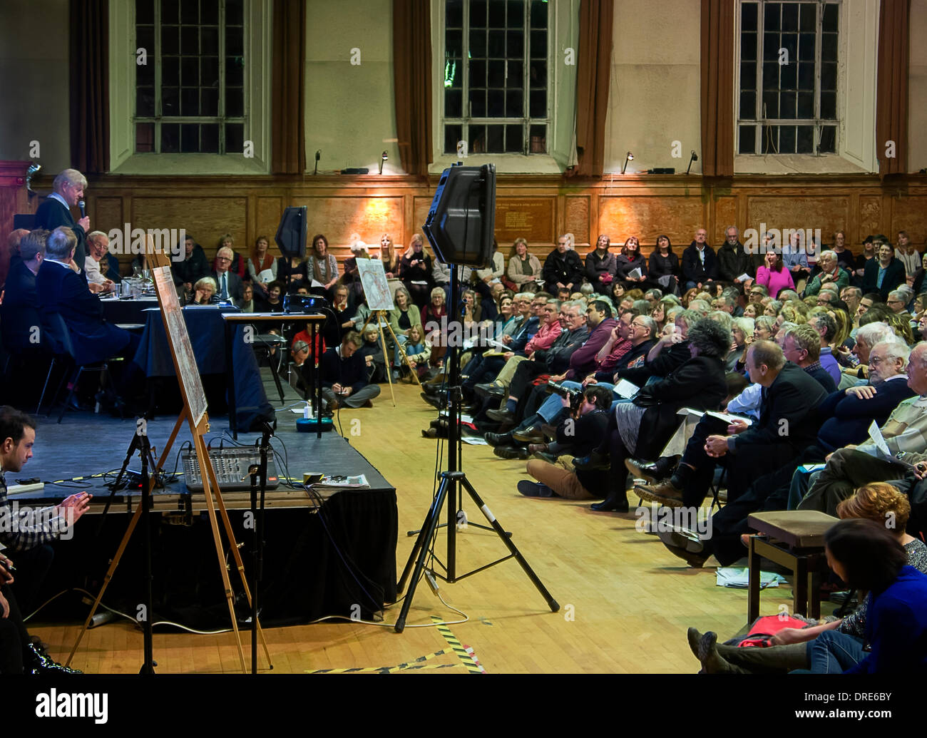 Camden, Londres, UK . 24 Jan, 2014. Stanley Johnson (Boris Johnson père) adresses d'une protestation publique réunion à Cecil Sharp House contre le HS2 Propositions de Camden Londres. Le groupe veut un tunnel pour former le lien entre SH1 et SH2 et un double pont à la station de Euston à réduire l'impact de l'evioronmental HS2 projet sur la communauté locale. D'autres le président Frank Dobson MP pour Camden et Chris Ward concillor Naylor. Credit : Cabanel/Alamy Live News Banque D'Images