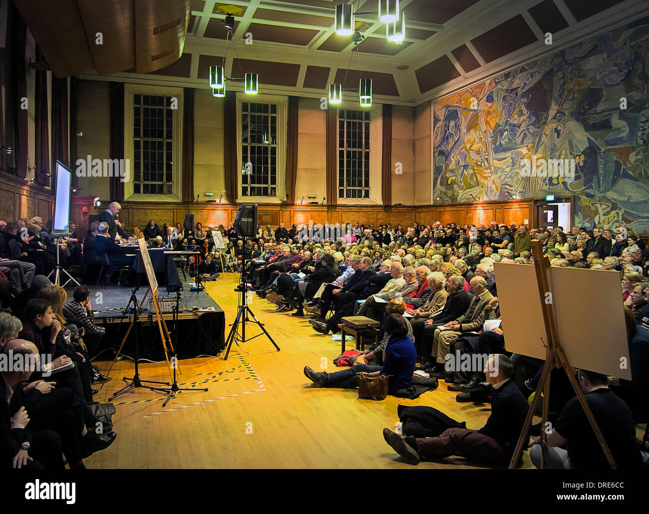 Camden, Londres, UK . 24 Jan, 2014. Stanley Johnson (Boris Johnson père) adresses d'une protestation publique réunion à Cecil Sharp House contre le HS2 Propositions de Camden Londres. Le groupe veut un tunnel pour former le lien entre SH1 et SH2 et un double pont à la station de Euston à réduire l'impact de l'evioronmental HS2 projet sur la communauté locale. D'autres le président Frank Dobson MP pour Camden et Chris Ward concillor Naylor. Credit : Cabanel/Alamy Live News Banque D'Images