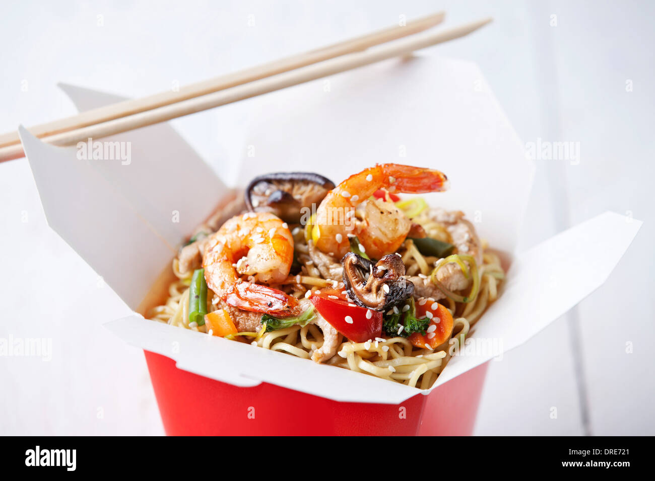 Les nouilles aux oeufs avec des champignons shiitake, crevettes et porc dans une sauce aigre-douce Banque D'Images