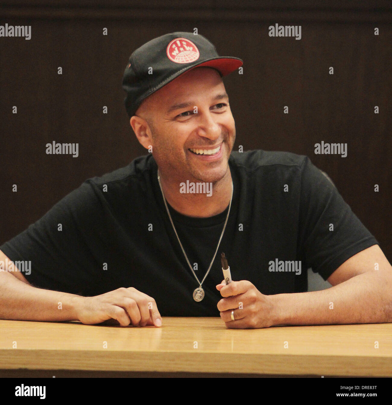 Tom Morello signe des exemplaires de son roman graphique "Orchid" à la librairie Barnes & Noble du Grove Los Angeles, Californie - 24.07.12 Banque D'Images