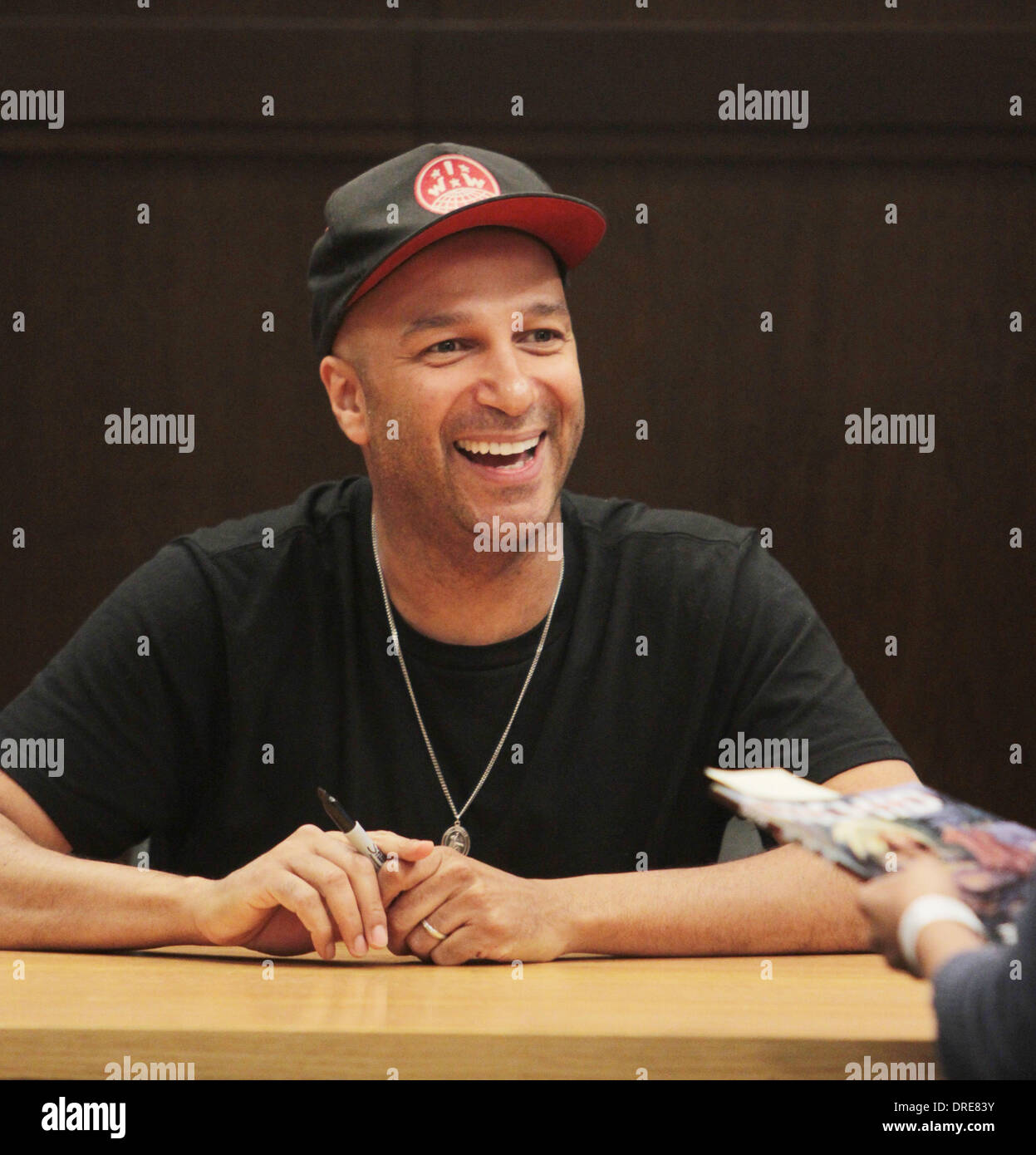 Tom Morello signe des exemplaires de son roman graphique "Orchid" à la librairie Barnes & Noble du Grove Los Angeles, Californie - 24.07.12 Banque D'Images