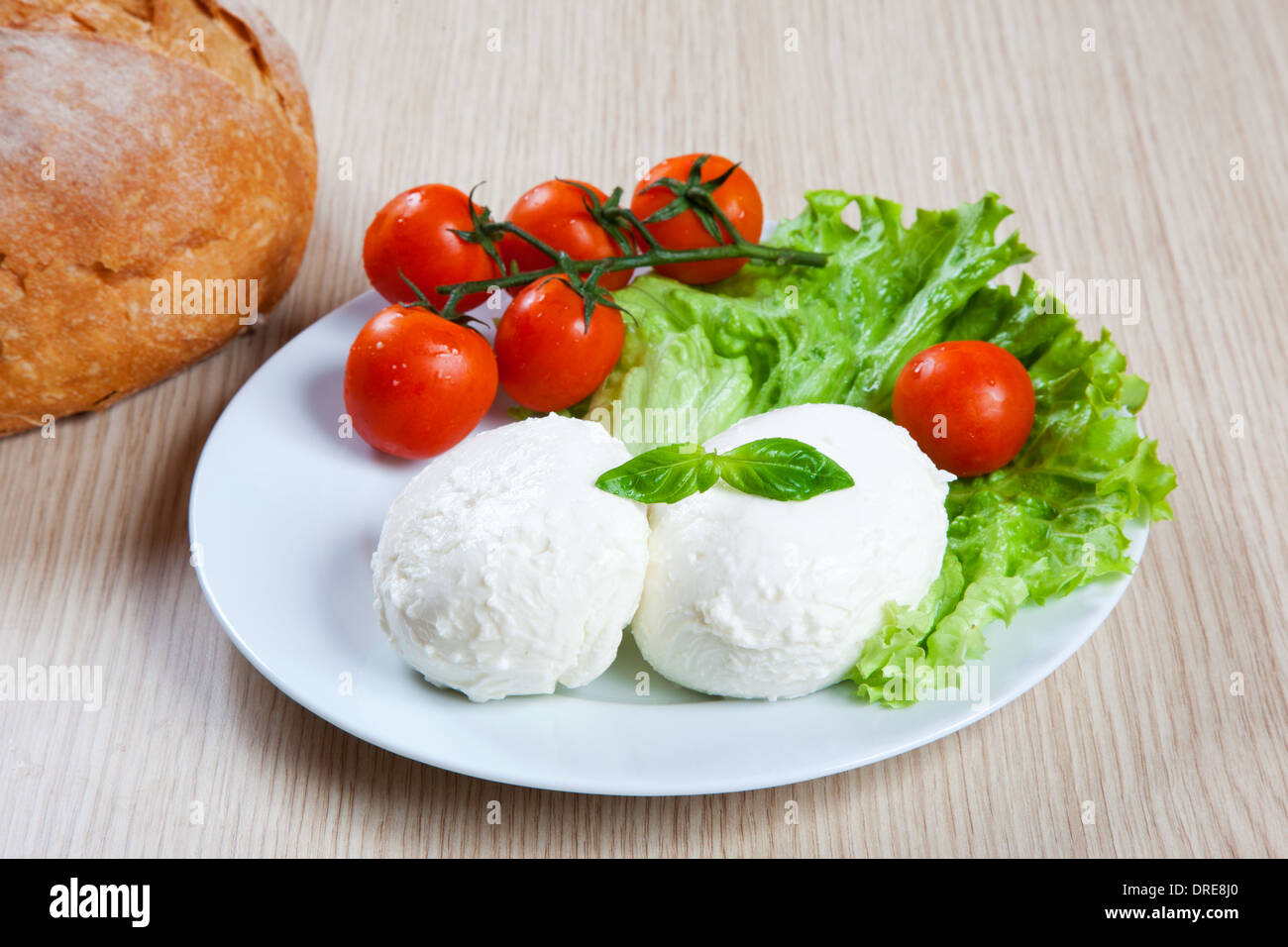 Salade de tomates et mozzarella, dans un plat Banque D'Images