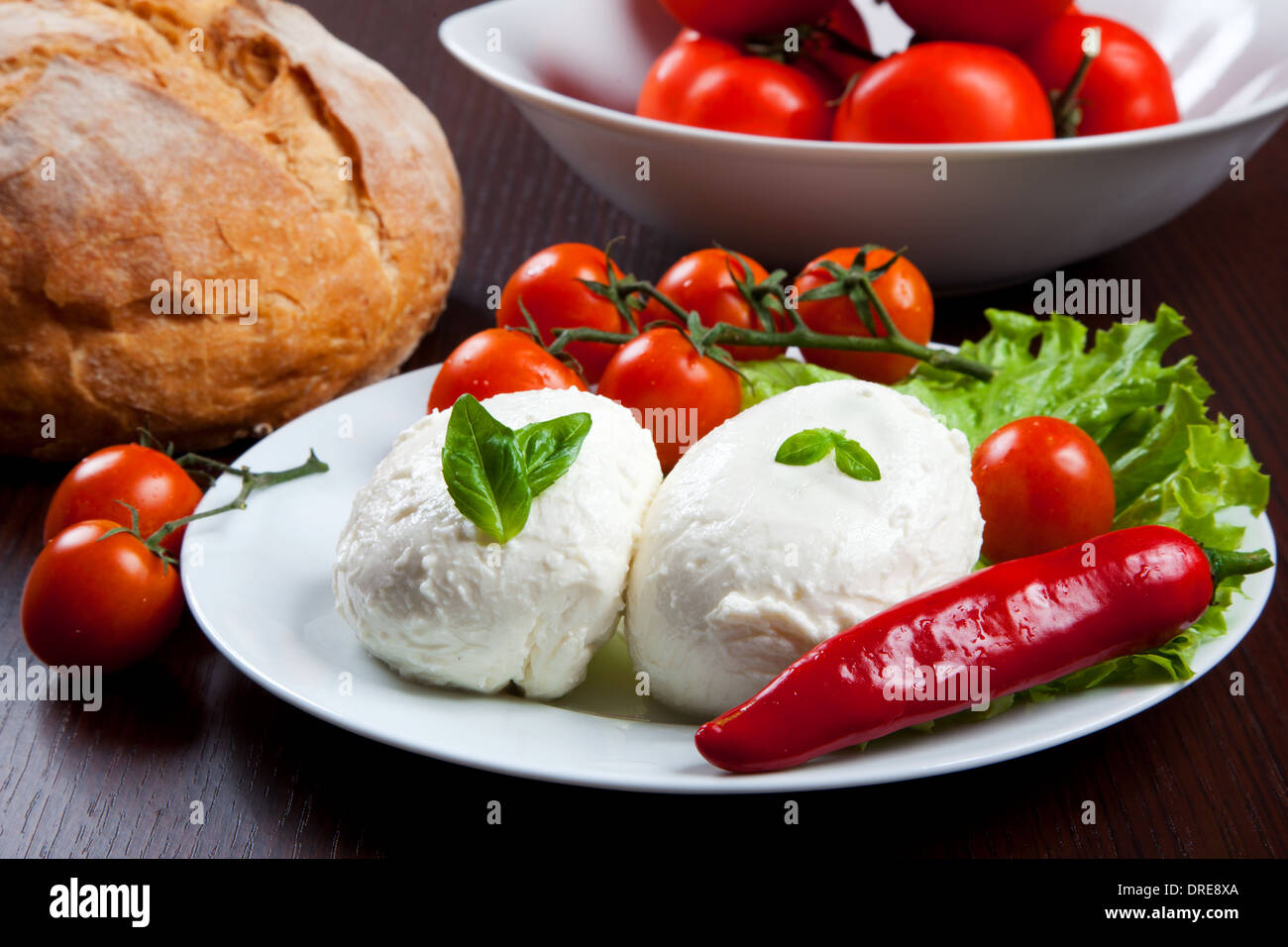 La mozzarella italien frais avec des légumes et des tomates Banque D'Images