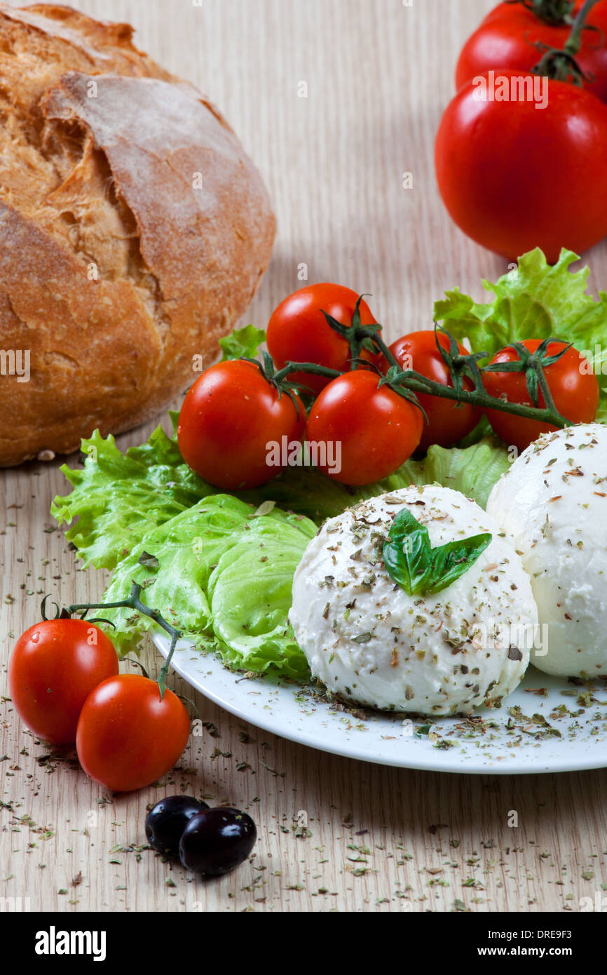 La mozzarella italien frais avec des légumes et des tomates Banque D'Images