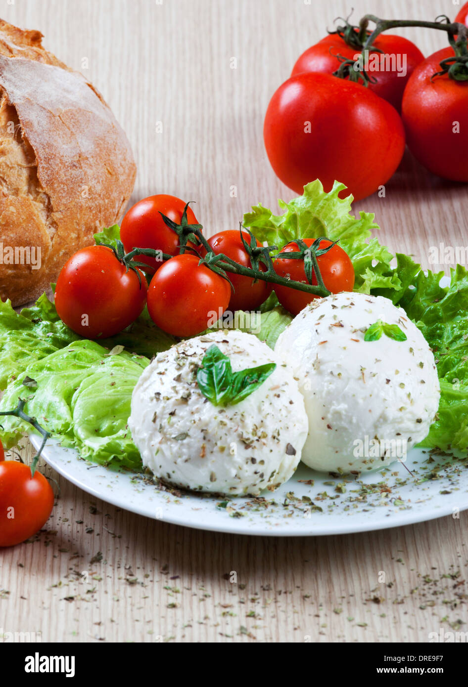 La mozzarella italien frais avec des légumes et des tomates Banque D'Images
