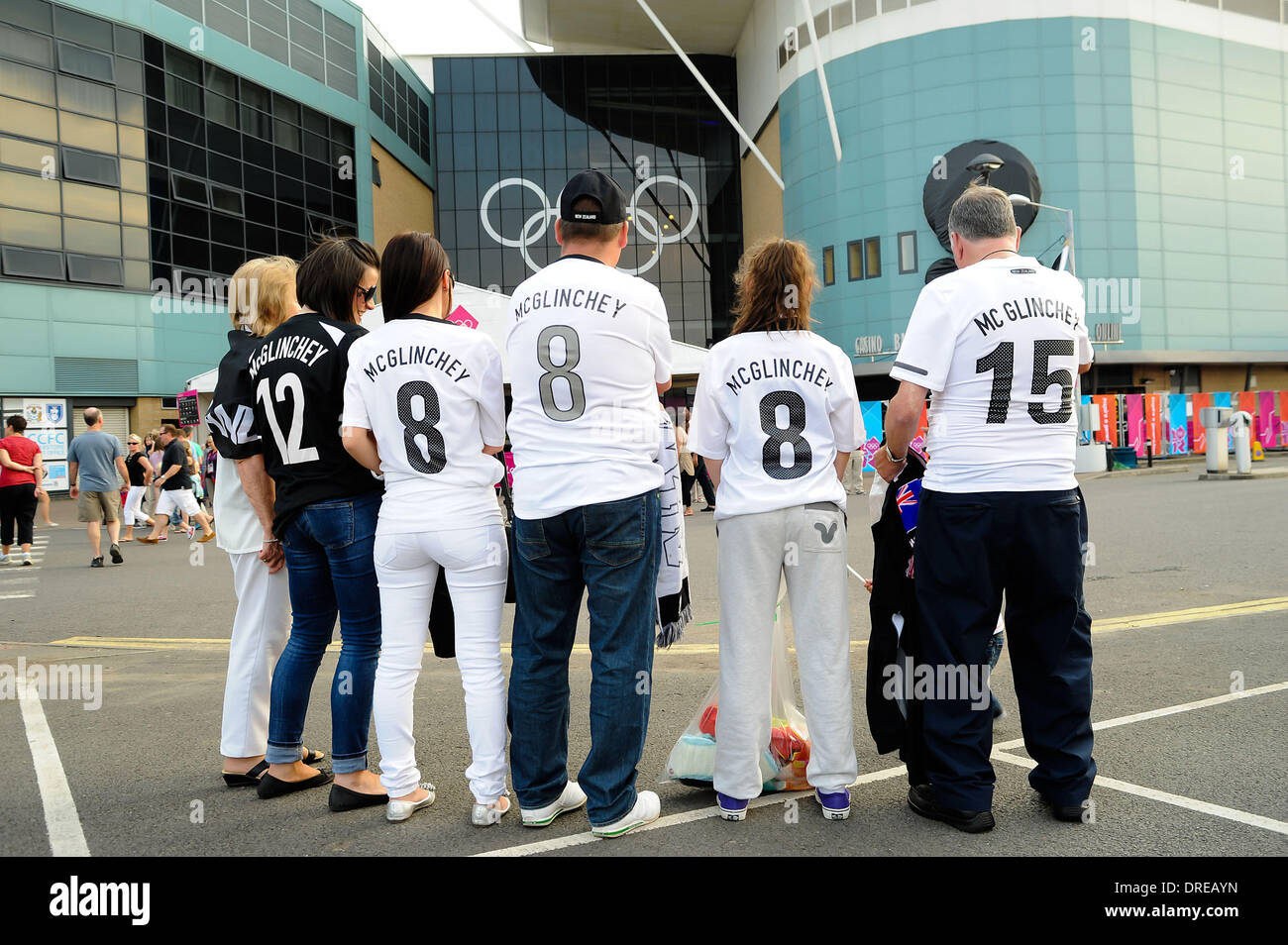 L.r. Jean McDonald, Jenné, Rachel McGlinchy McGlinchy (femme), Norrie McGlinchy (père), Chloe Scott (cousin) et Norman McGlinchy (grand-père), pendant les Jeux Olympiques de 2012 Men's football match entre le Bélarus et la Nouvelle-Zélande à la ville de Coventry Stadium. Le Bélarus a remporté 1-0 Coventry, Angleterre - 26.07.12 Banque D'Images