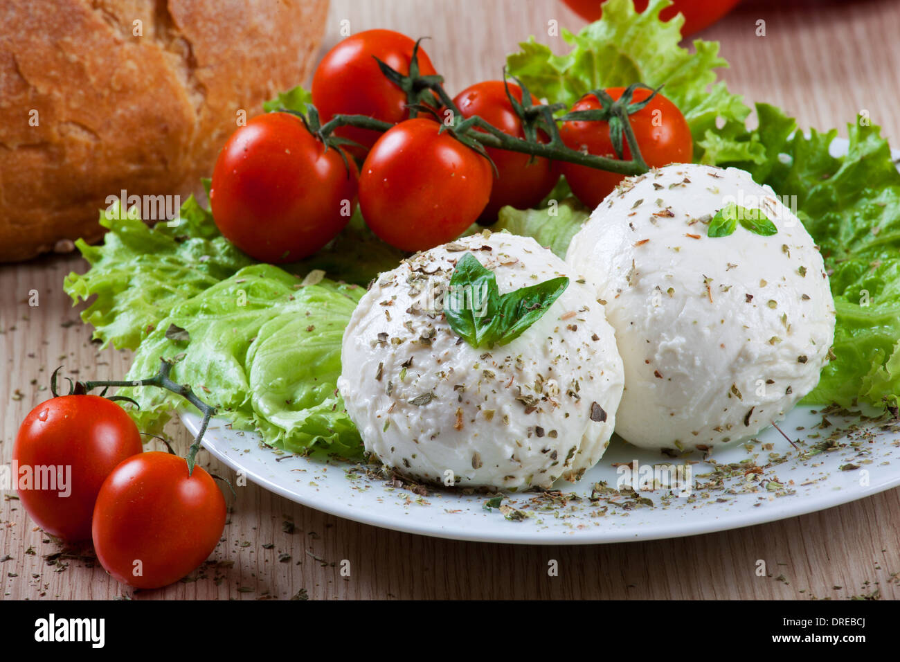 La mozzarella italien frais avec des légumes et des tomates Banque D'Images