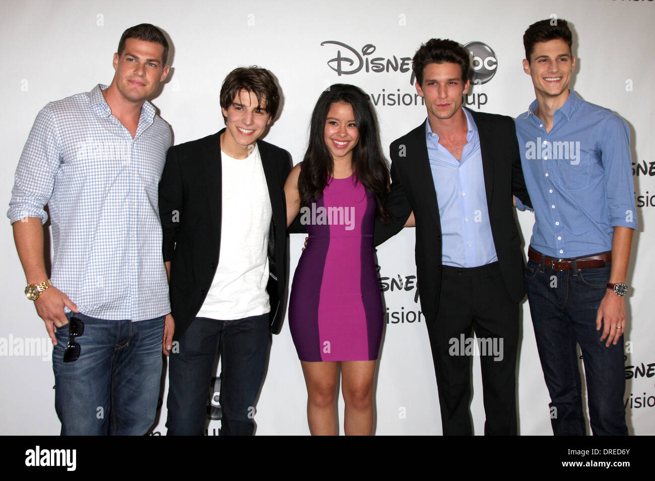 Greg Finley, Michael Grant, Cierra Ramirez, Daren Kagasoff et Ken Baumann 2012 TCA Summer Press Tour - Disney ABC Television Group a tenu à l'hôtel Beverly Hilton à Beverly Hills, Californie - 27.07.12 Banque D'Images