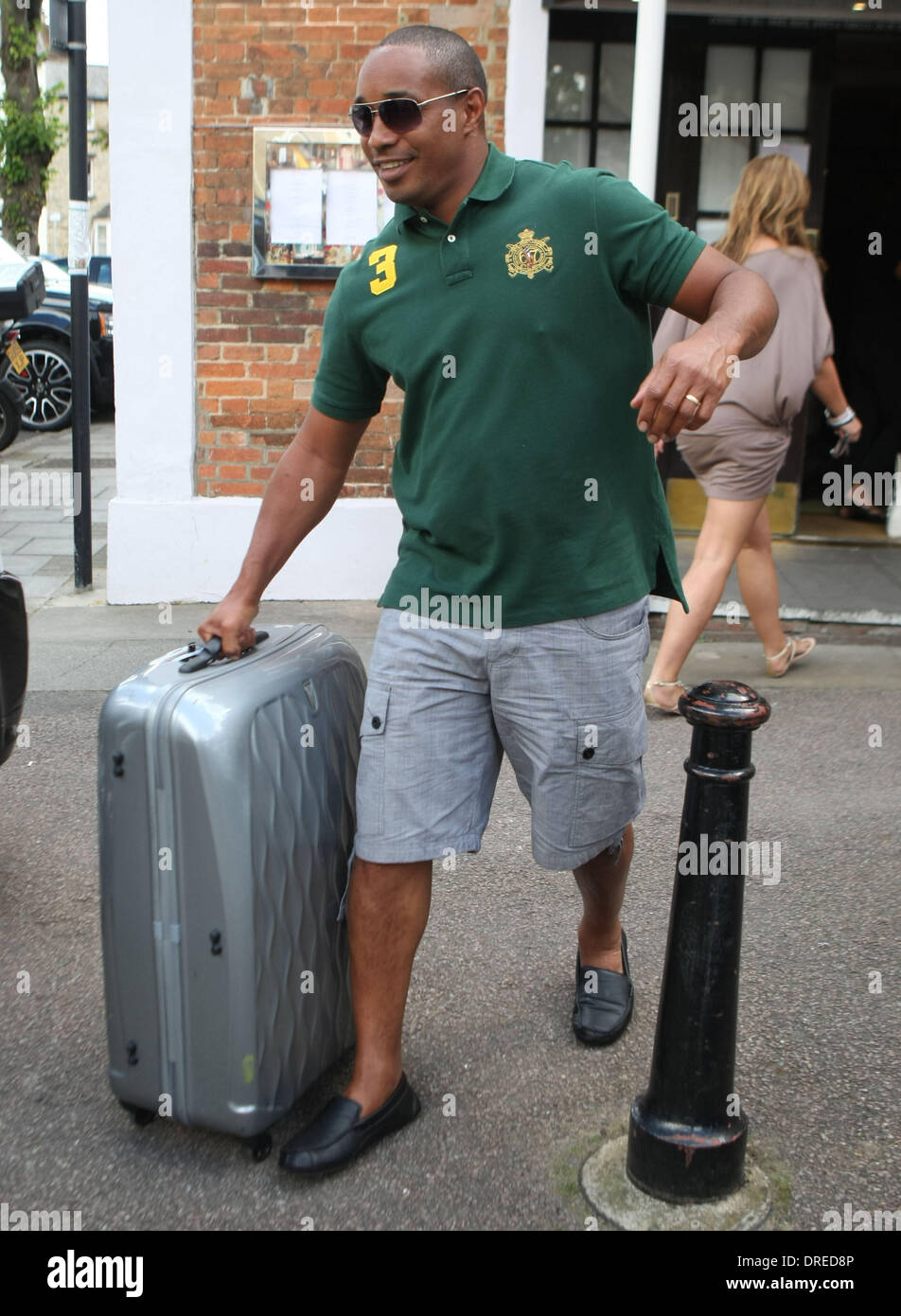 Paul Ince de quitter son hôtel après avoir assisté au mariage de Rochelle Wiseman aka Rochelle Humes et Marvin Humes qui a eu lieu le vendredi (27 juillet) à Blenheim Palace Angleterre - 28.07.12 Banque D'Images