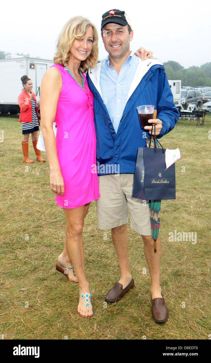 Lara Spencer et son mari Kelly Ripa Super hôtes Samedi 15 Vente de garage pour amasser des fonds pour la recherche sur le cancer de l'Ovaire Fund moulin à eau, New York - 28.07.12 Banque D'Images