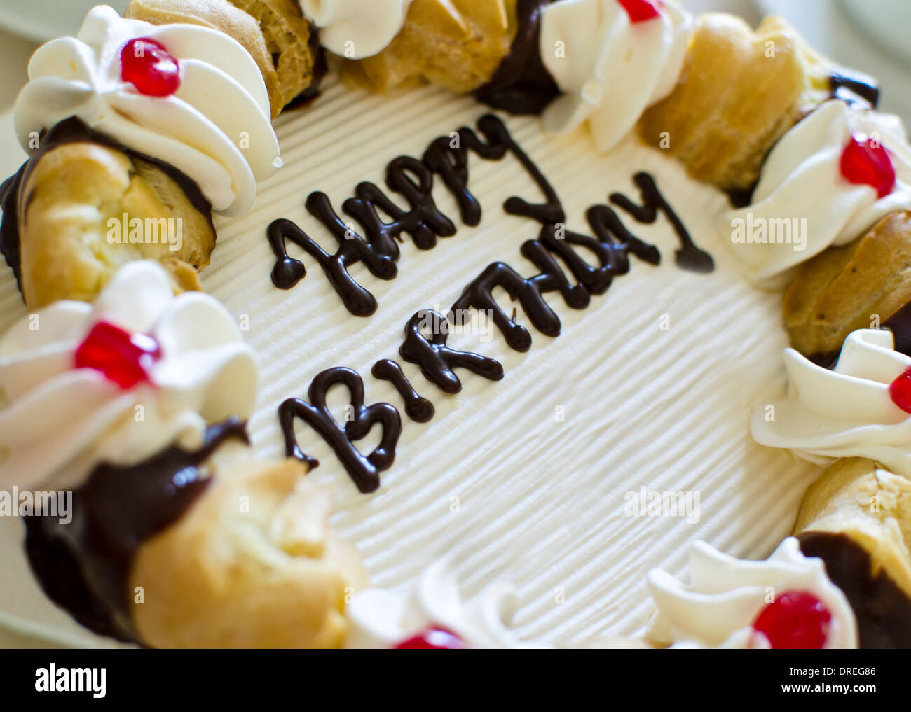 Gateau D Anniversaire De Fantaisie Avec Des Patisseries Et Happy Birthday Ecrit Dessus Photo Stock Alamy Gateau D Anniversaire De Fantaisie Avec Des Patisseries Et Happy Birthday Ecrit Dessus Photo Stock Alamy