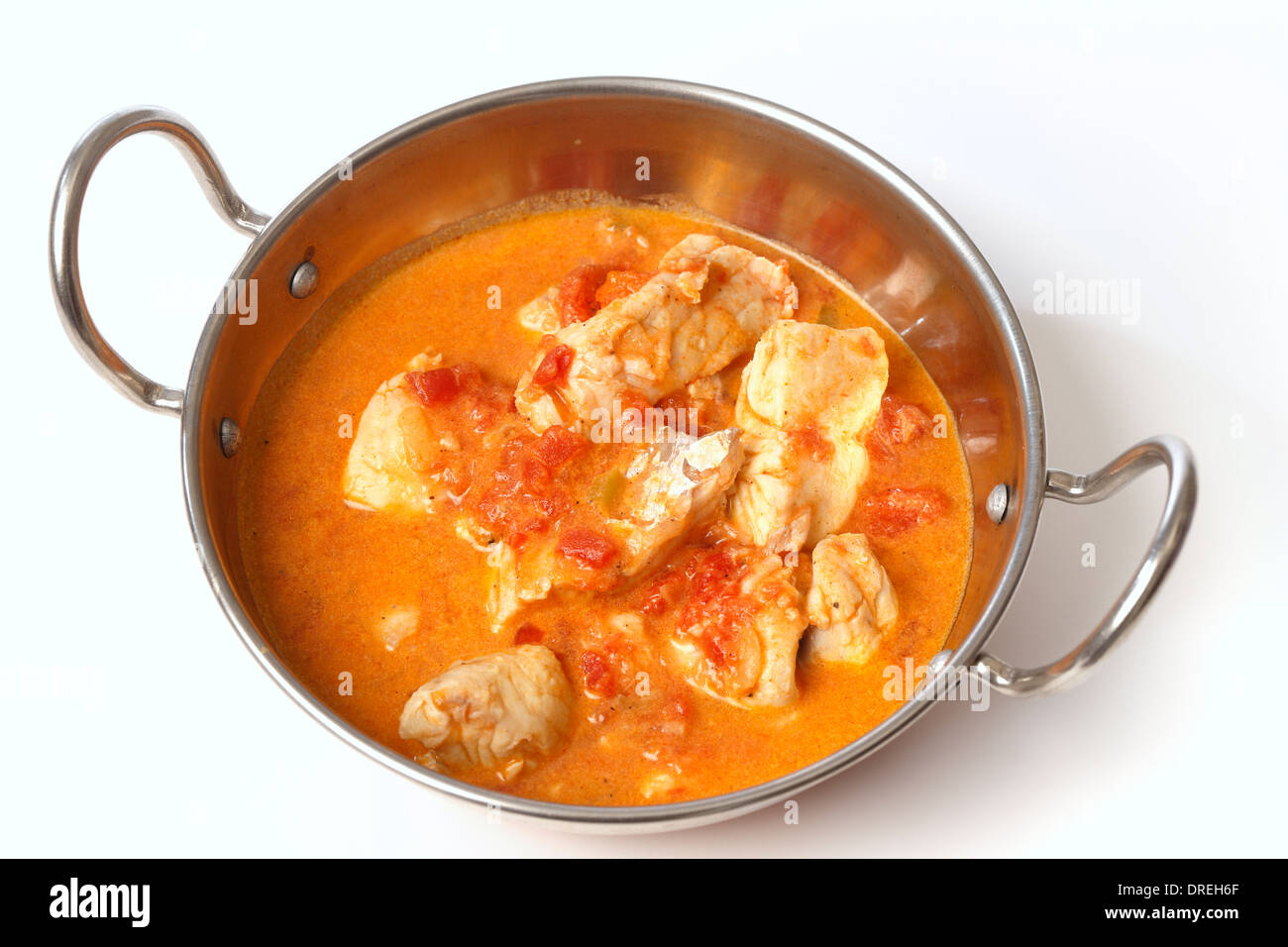 Curry de poisson de base, dans une sauce tomate et sauce au lait de coco, dans un wok ou karahi kadai (bol) Banque D'Images