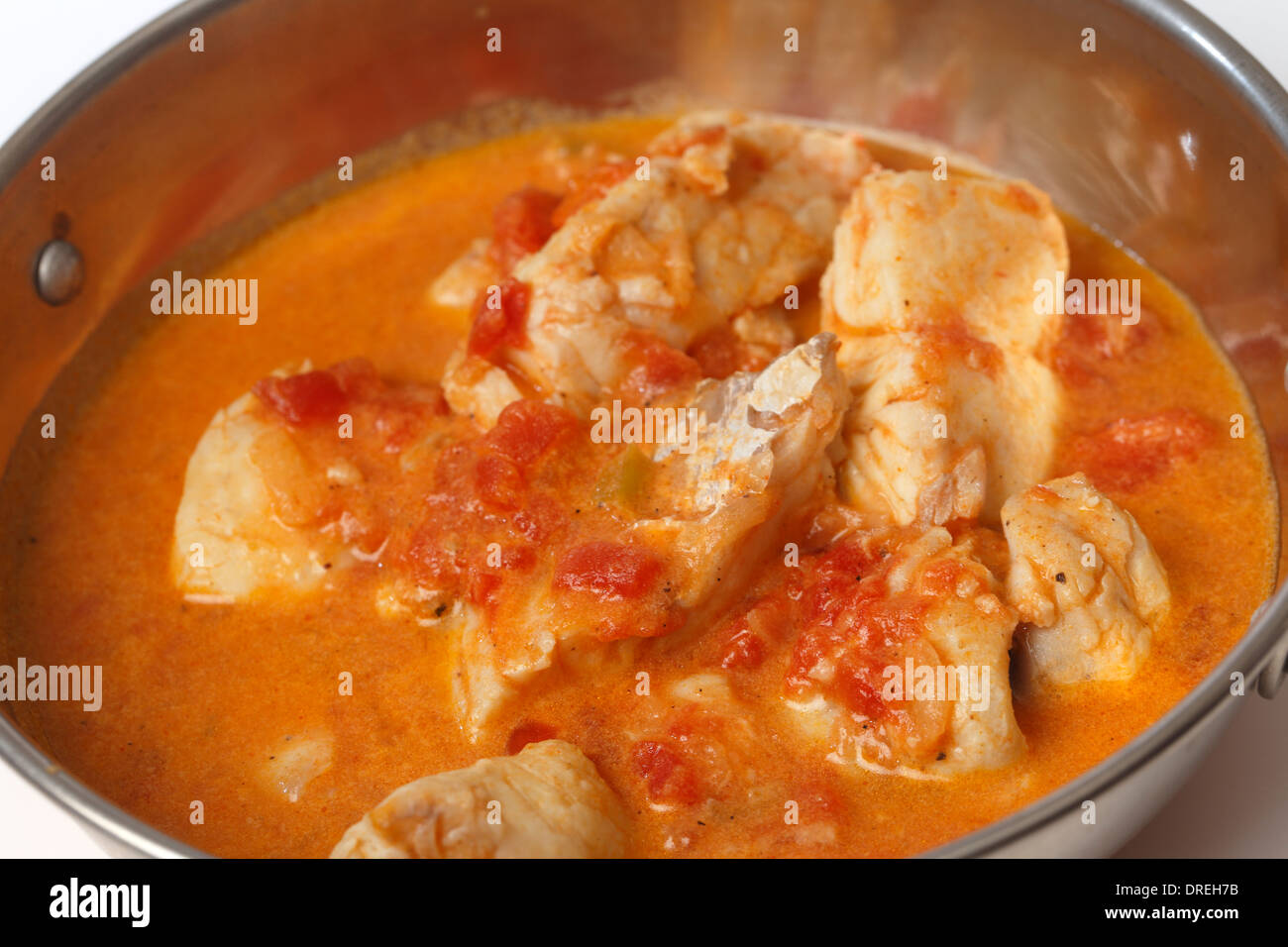 Curry de poisson de base, dans une sauce tomate et sauce au lait de coco, dans un wok ou kadai (karahi) bol de service, close-up Banque D'Images