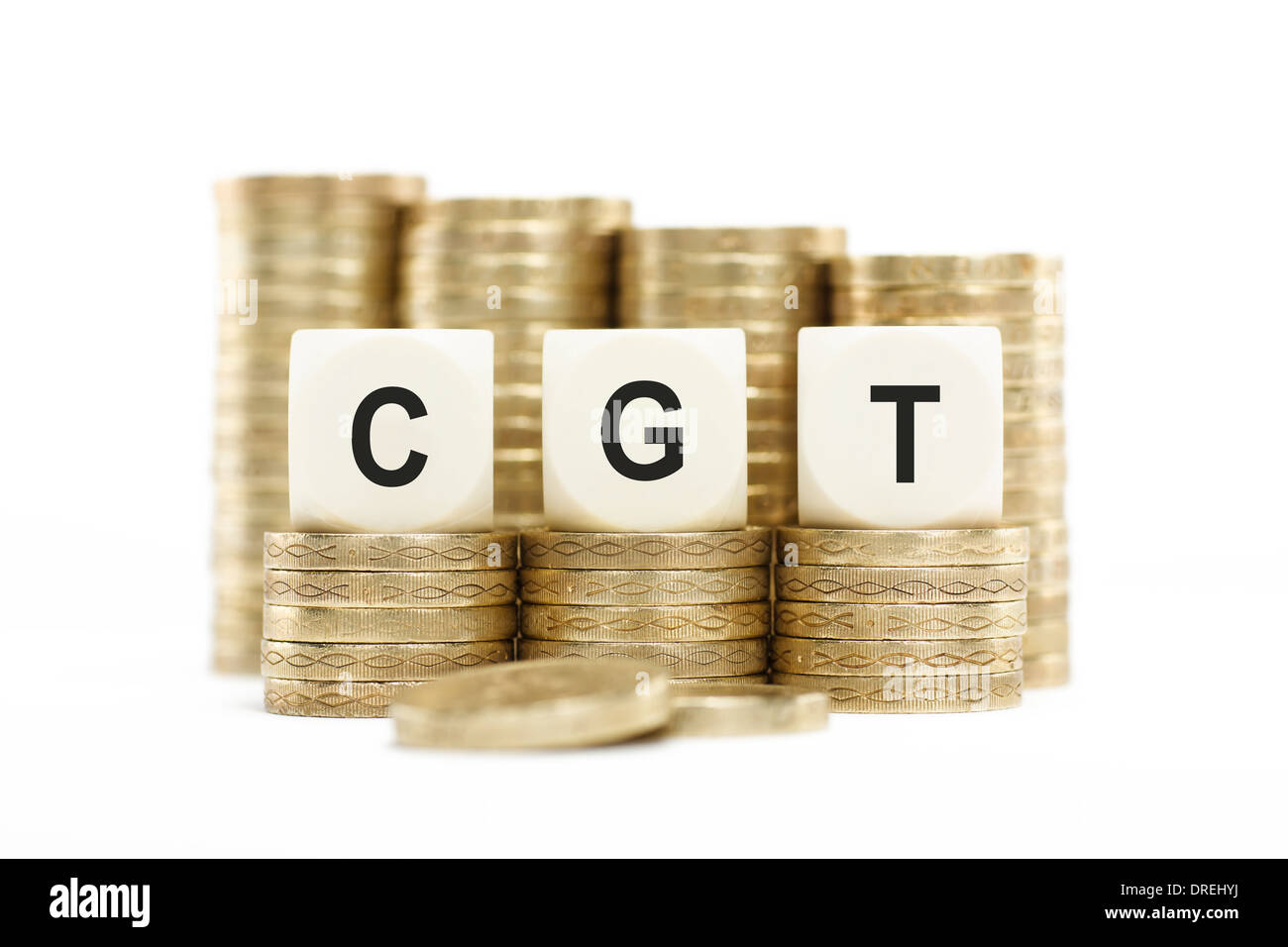 CGT (impôt sur les gains en capital) sur fond blanc isolé pièces empilées Banque D'Images