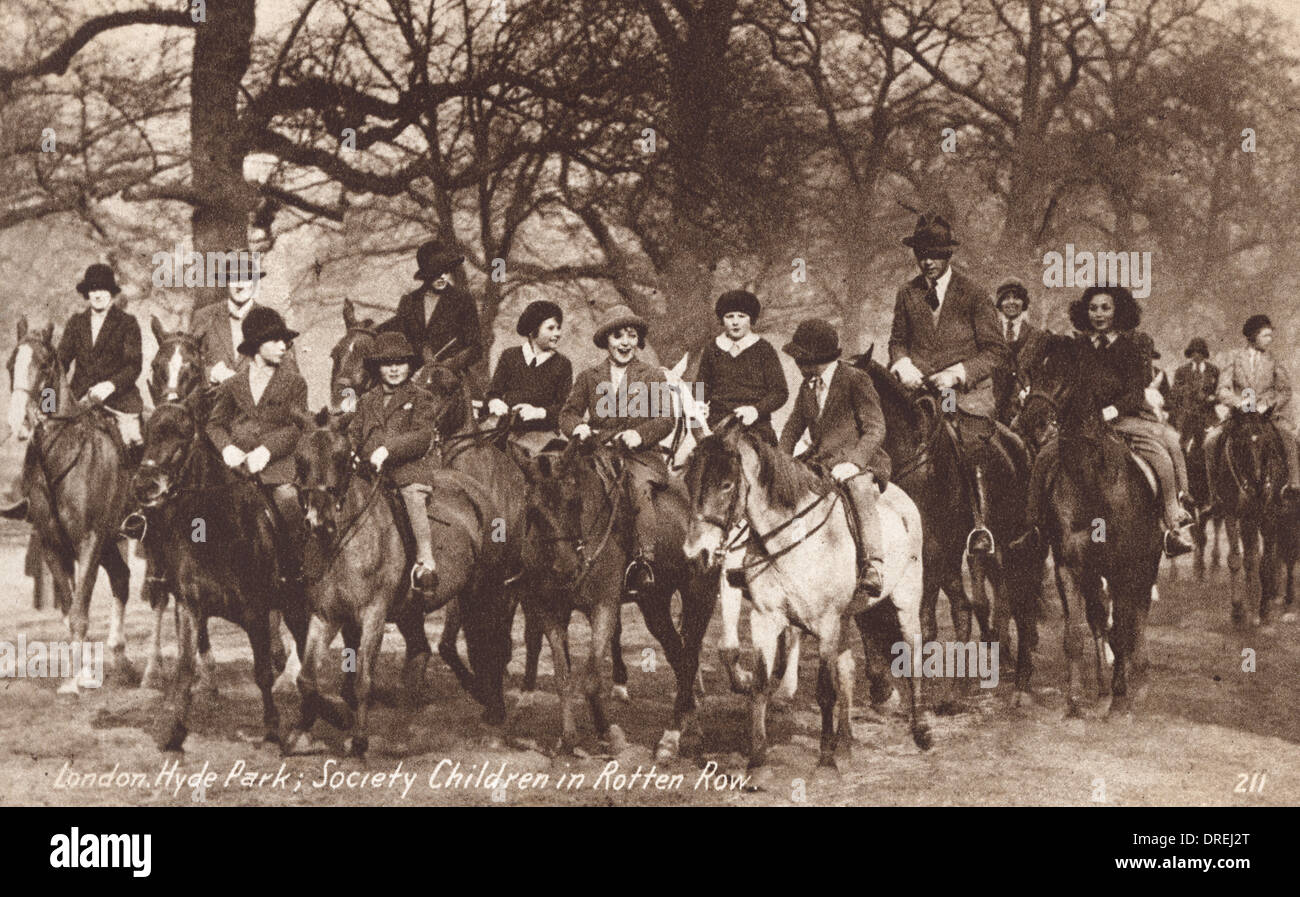 Les enfants dans la société Ligne pourrie Banque D'Images