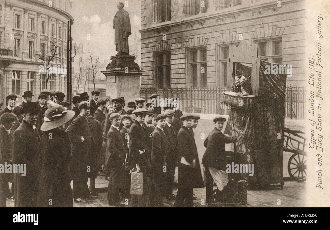 Punch & Judy Show devant la National Portrait Gallery Banque D'Images