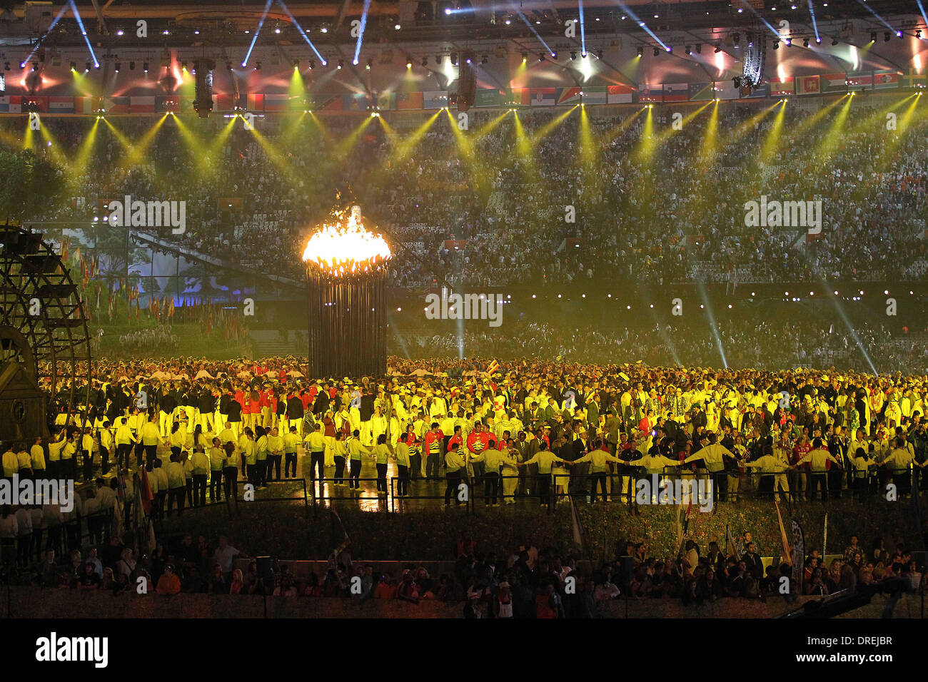 Athlètes du monde entier et la flamme olympique, la cérémonie d'ouverture des Jeux Olympiques de 2012 à Londres au Stade Olympique. Londres, Angleterre - 27.07.12 Banque D'Images