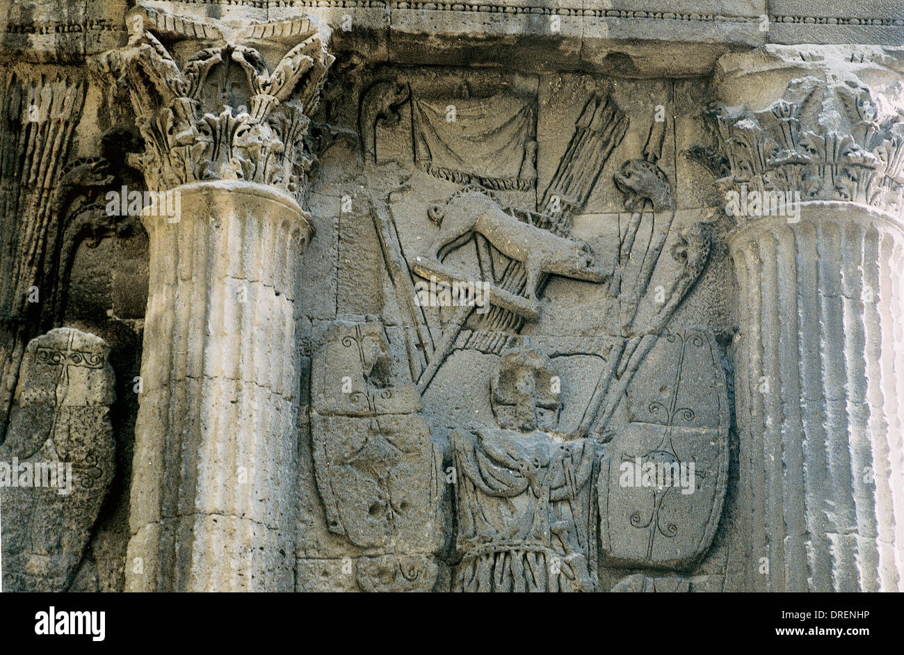 L'Art roman en France. Orange. Arc triomphal. Relief représentant des trophées de les Gaulois battus dans la Guerre des Gaules par Jules César. Banque D'Images