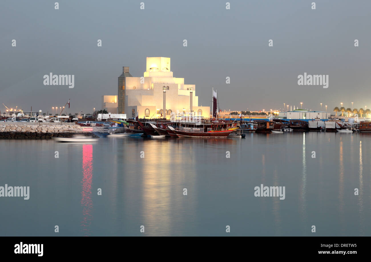 Musée d'Art islamique de Doha allumé au crépuscule. Le Qatar, au Moyen-Orient Banque D'Images