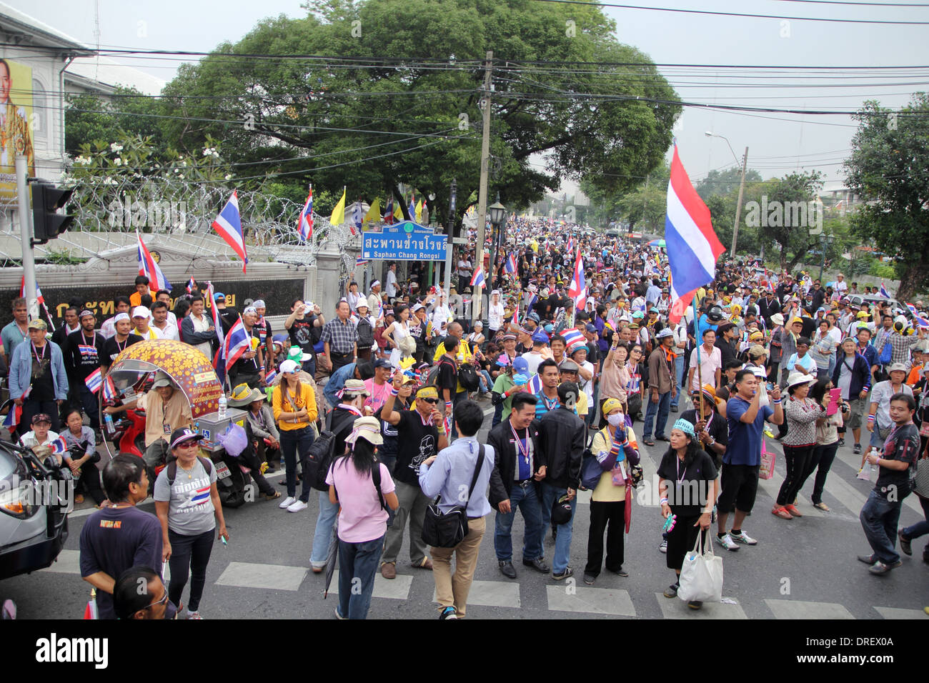 Des manifestants anti-gouvernement au cours d'un rassemblement à l'extérieur du Ministère de l'Intérieur à Bangkok. Banque D'Images